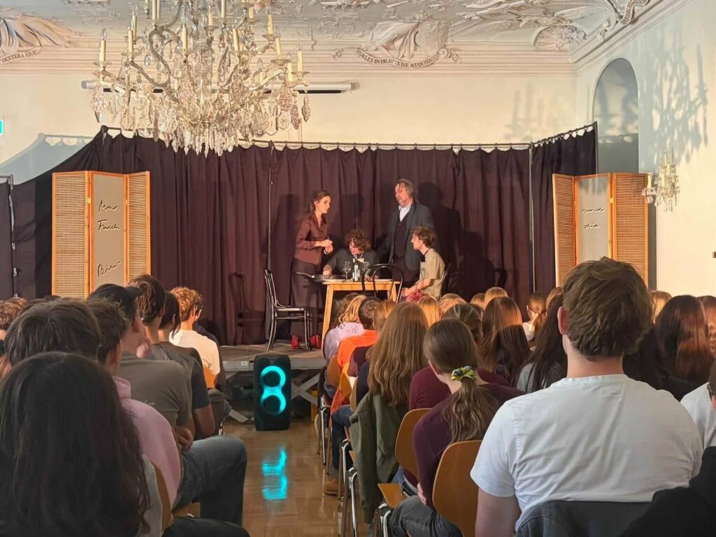 Schüler lauschen Vortrag von Franz Furch in Wien